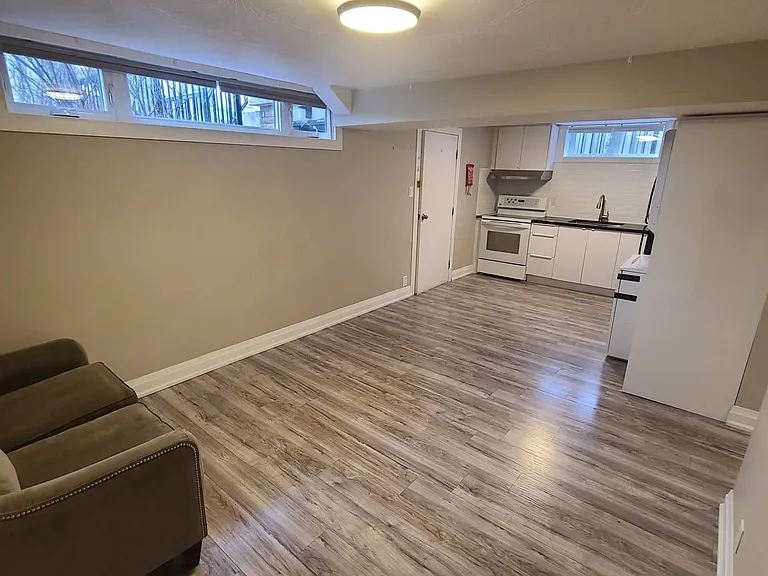 1176 Alexandra Ave #BASEMENT — Photo 5