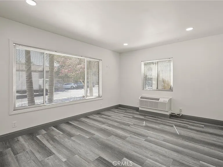 14335 Hamlin St — Photo 10