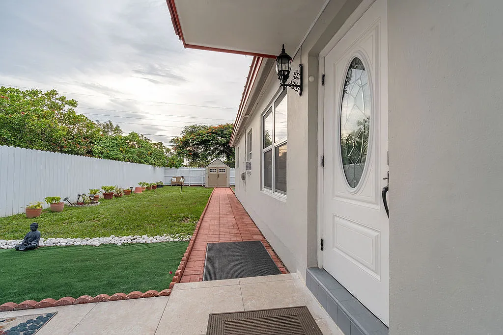 3 bed, 920 sqft, $3,000 — Photo 2