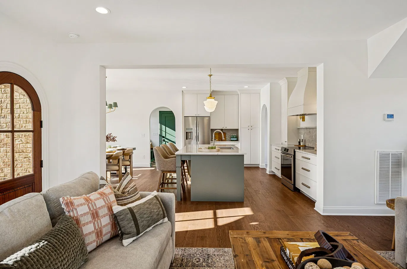 3 bed, 2.5 bath, 2004 sqft, $3,200 — Photo 4