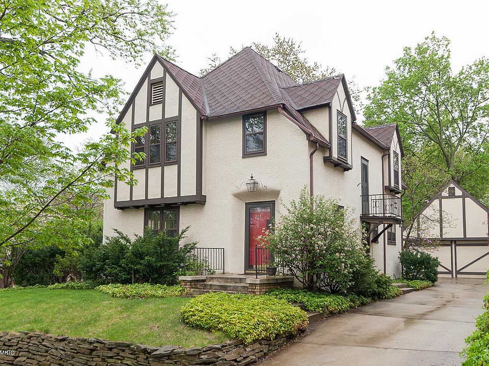 1st image of 211 Parkwood Dr
