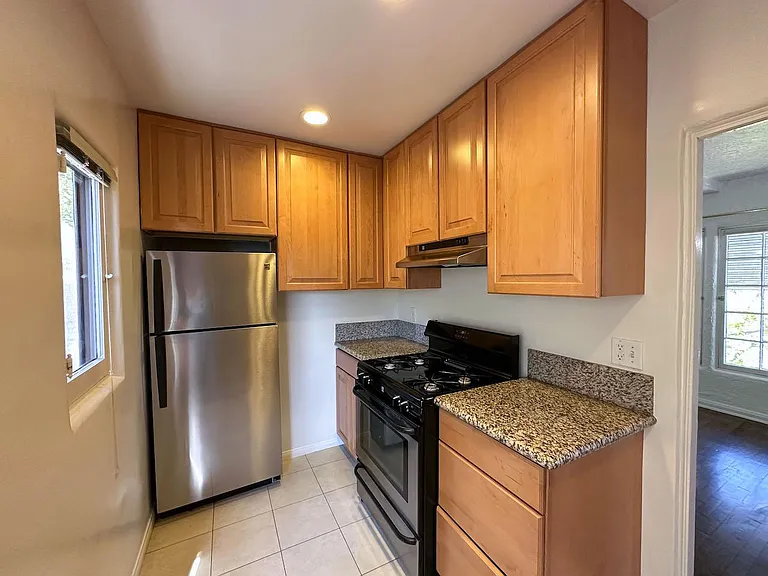 393 N Baldwin Ave — Photo 10
