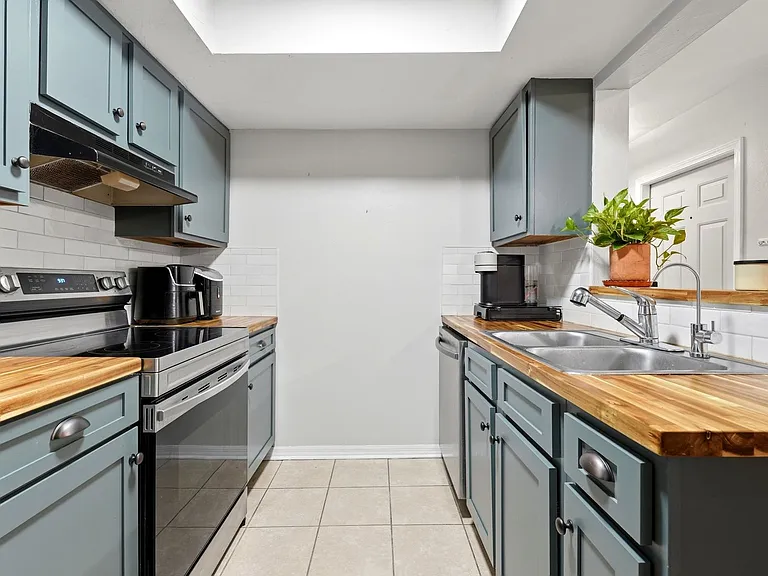 900 SW 62nd Blvd #B5 — Photo 5