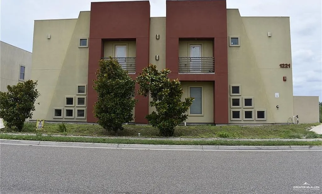 2 bed, 2.5 bath, 4740 sqft, $900 — Photo 1