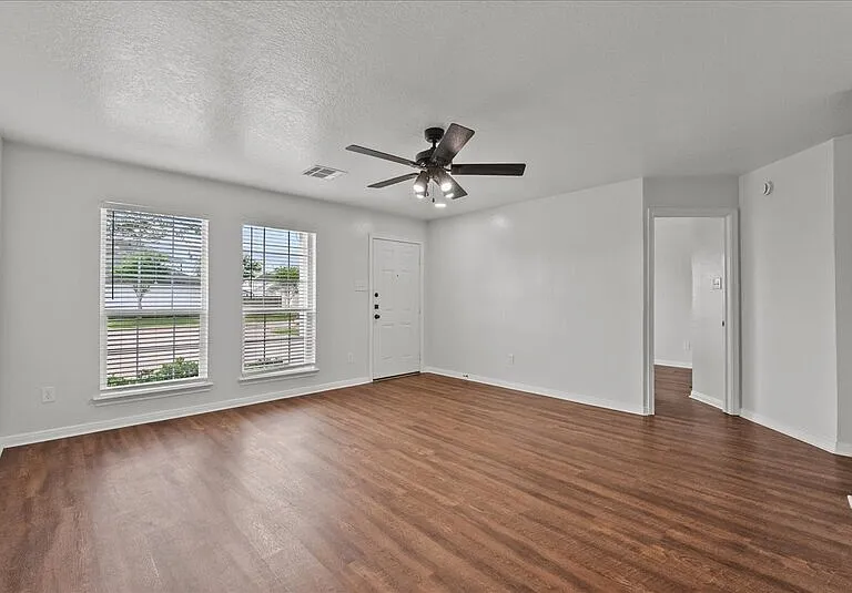 2100 Saint Lucia Calle — Photo 4