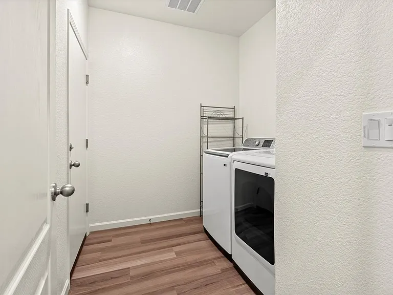 10400 Skynyrd Way — Photo 11