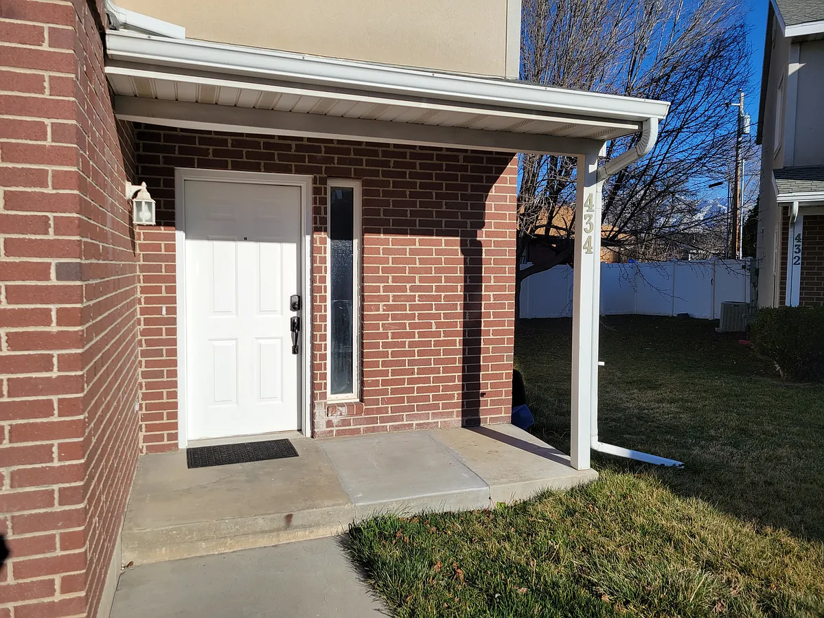 Building Photo - 434 E Penney Ave