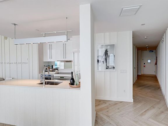 4th image of 2201 Collins Ave #1429