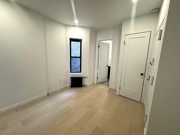 4th image of 225 E 25th St APT 5D