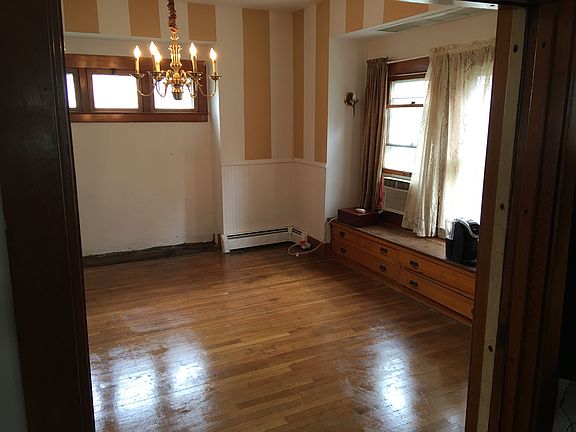 2nd image of 810 Woodbine Ave SE
