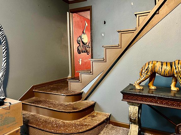 5th image of 1025 W Walnut St