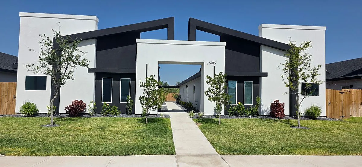 2 bed, 2.0 bath, 900 sqft, $1,200 — Photo 1