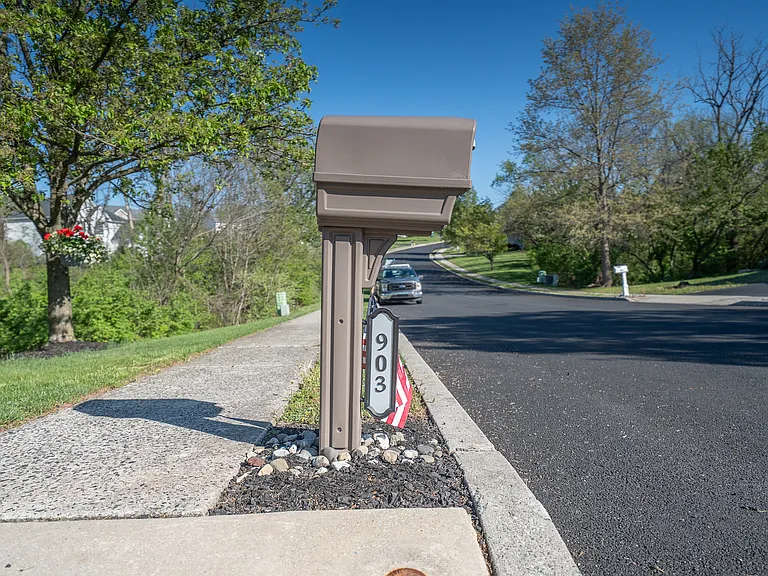 903 Maplewood Dr — Photo 35