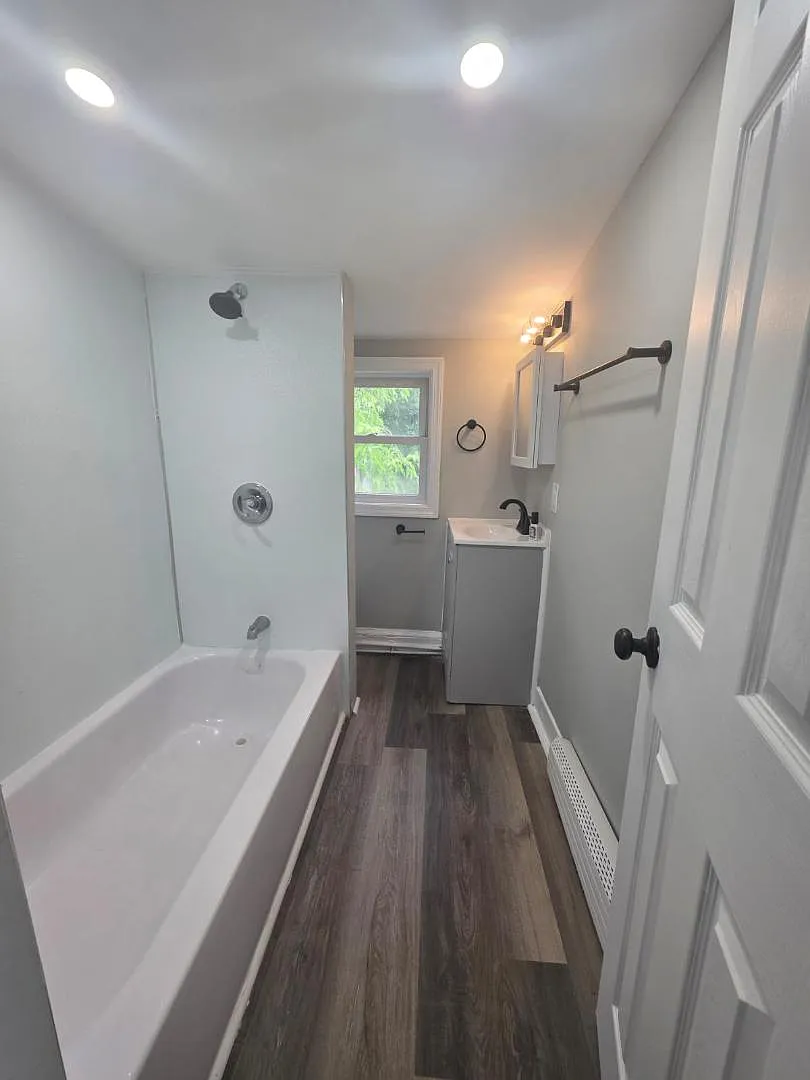 337 Fisher Ave - 337 Apt 2 2nd floor — Photo 1
