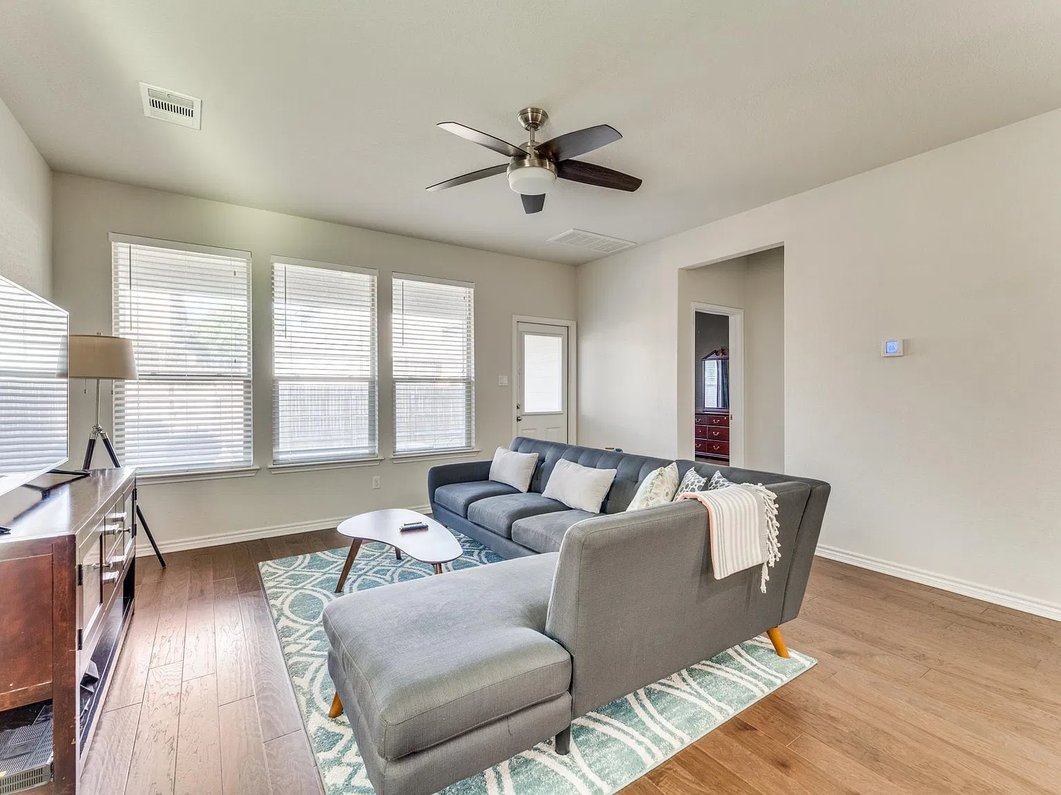 3 bed, 2.5 bath, 1819 sqft, $2,395 — Photo 3