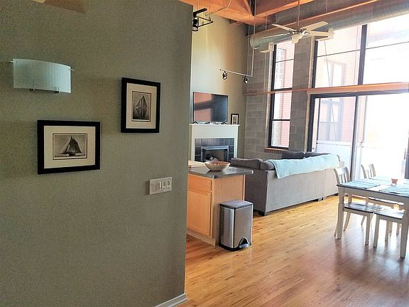 2nd image of 1935 N Fairfield Ave APT 313