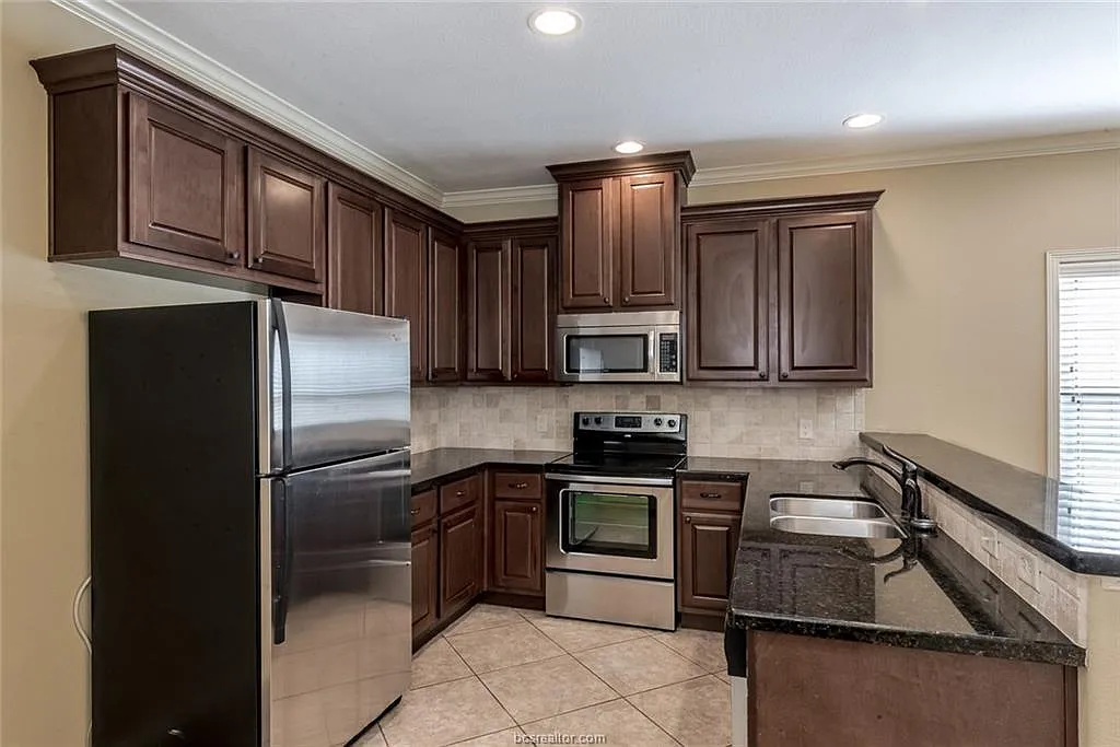 5 bed, 4.5 bath, 2275 sqft, $3,795 — Photo 4