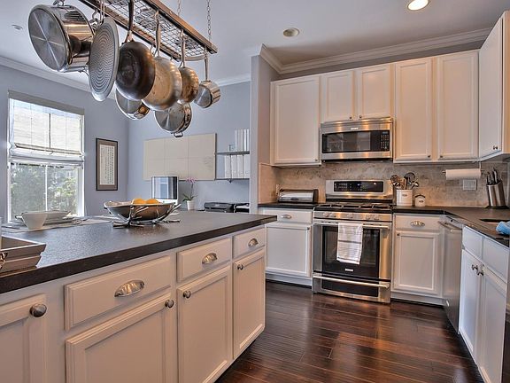 5th image of 208 Village Ln