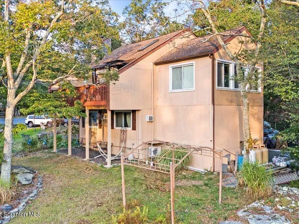 150 Dover Dr, Bushkill, PA 18324