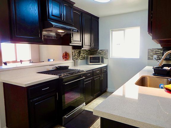 Kitchen - Oak cabinets and quarts counter tops