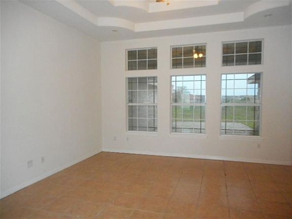 4th image of 327 N La Paloma St