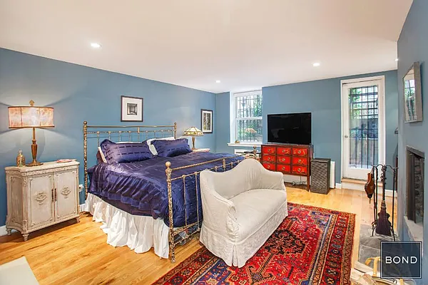 Sold by Bond New York | media 33