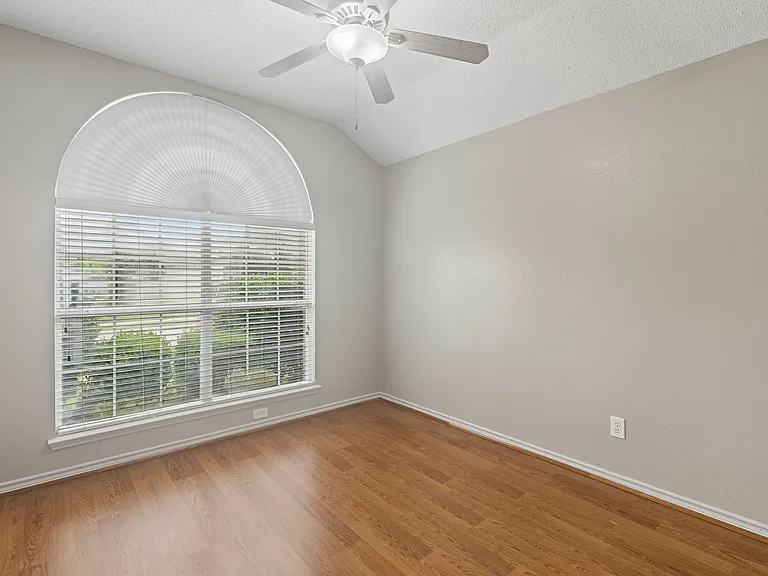 300 Thomas Dr — Photo 4