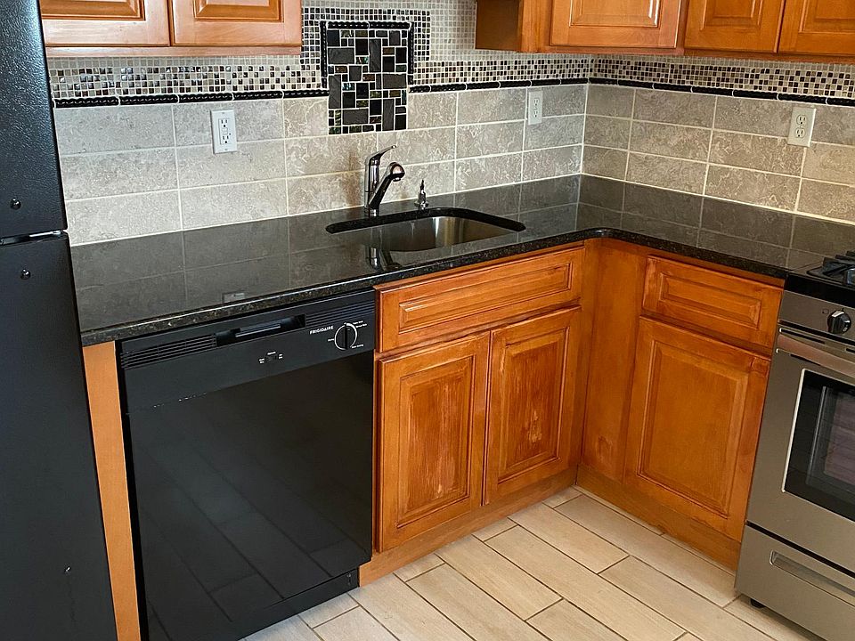 Counter marble kitchen with backsplash