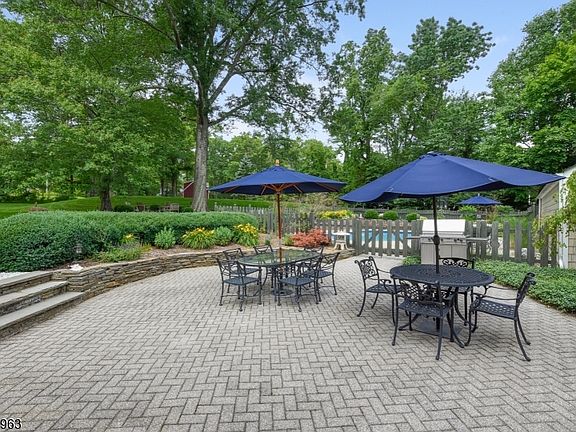 4th image of 42 Washington Valley Rd