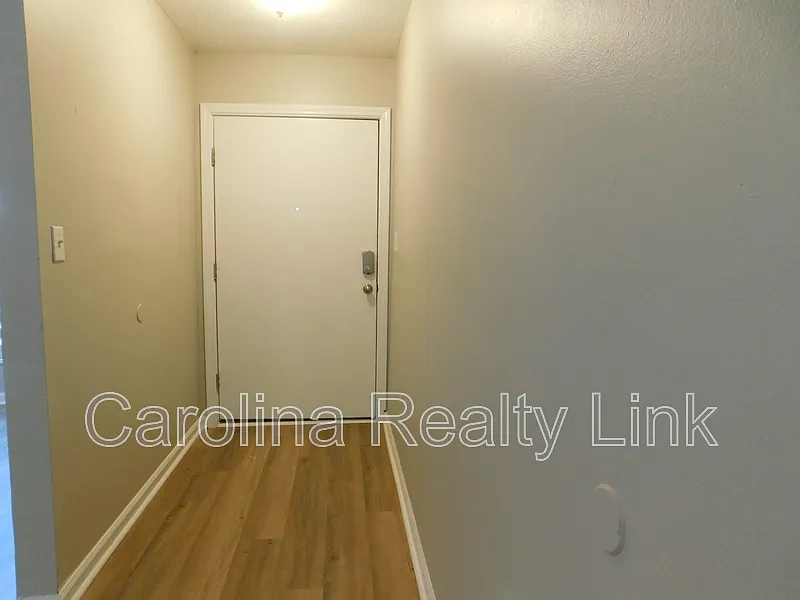 1 bed, 1.0 bath, 841 sqft, $1,300 — Photo 3