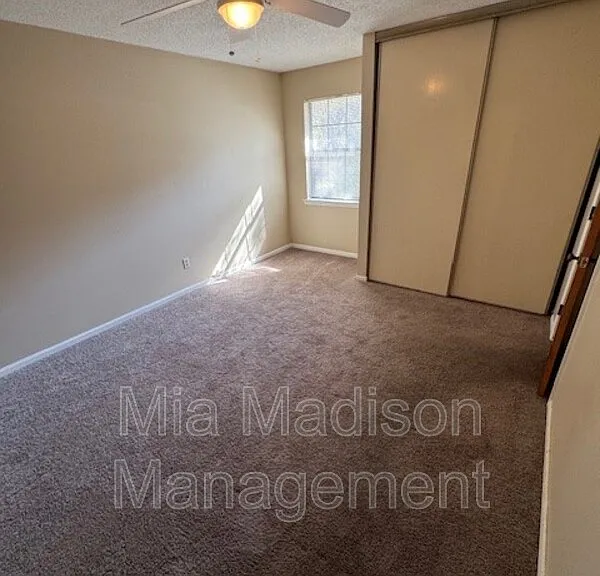 141 Hunt Club Ct — Photo 9