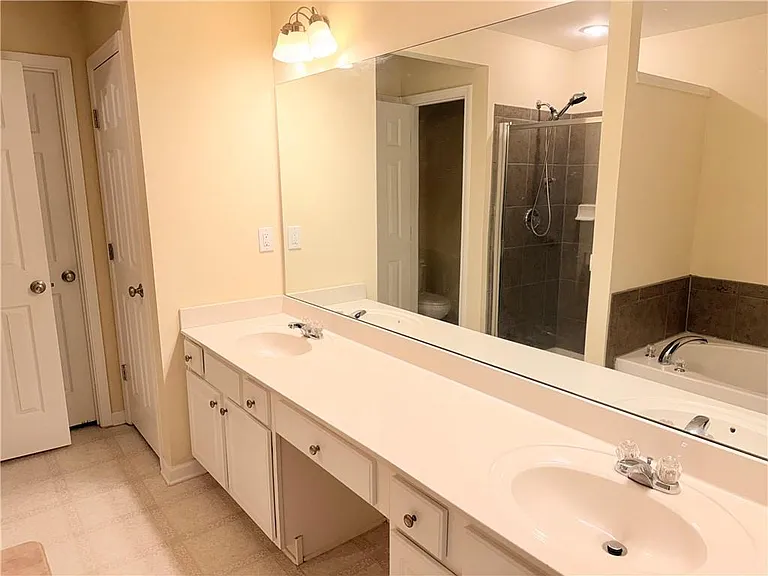 2380 Fairlie Dr — Photo 12