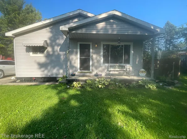 1135 Glendale St, Burton, MI 48509