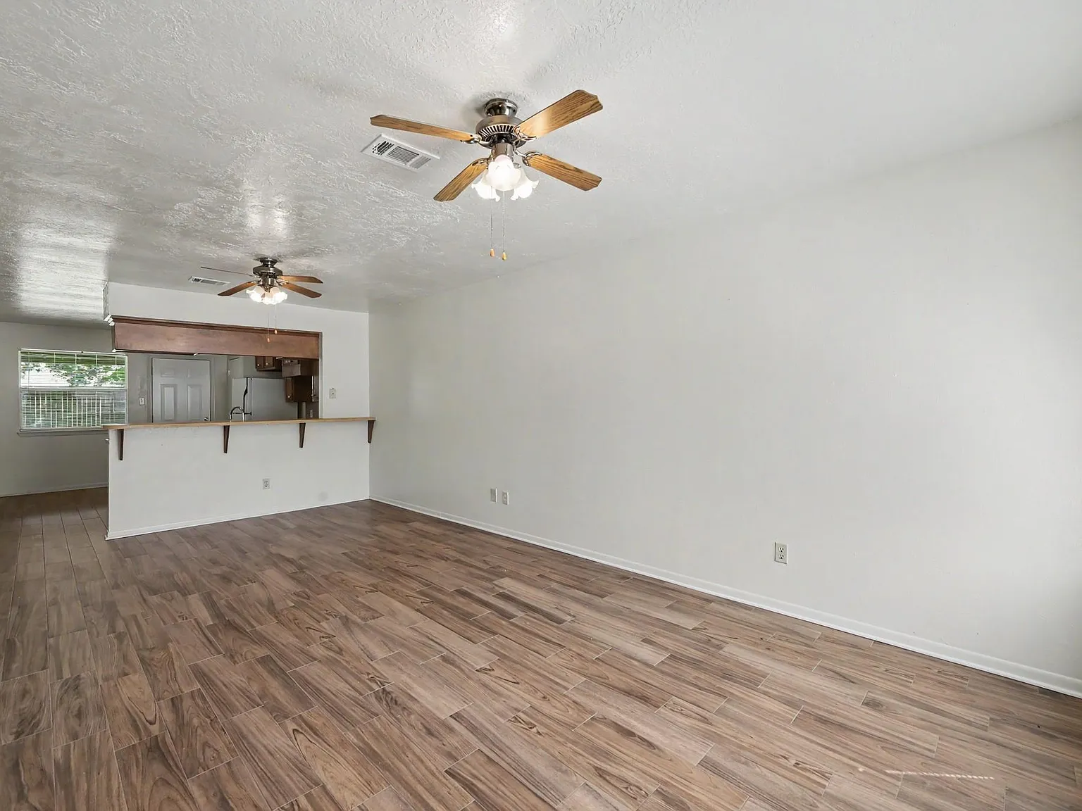 2 bed, 2.0 bath, 1002 sqft, $1,200 — Photo 3