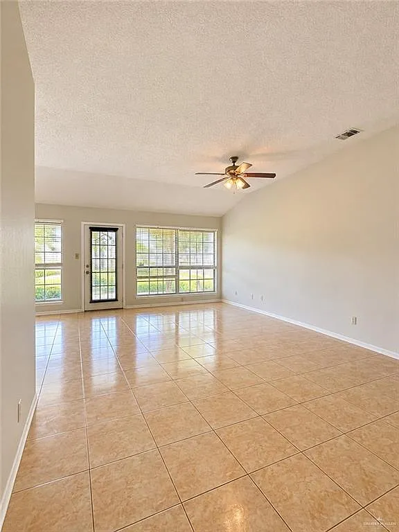 3 bed, 2.0 bath, 1442 sqft, $1,600 — Photo 2