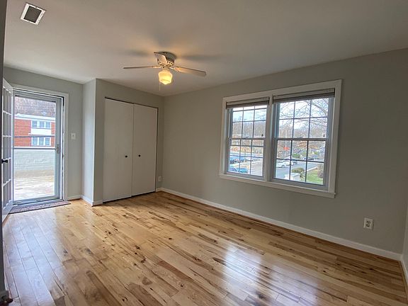 5th image of 822 S Arlington Mill Dr APT 303