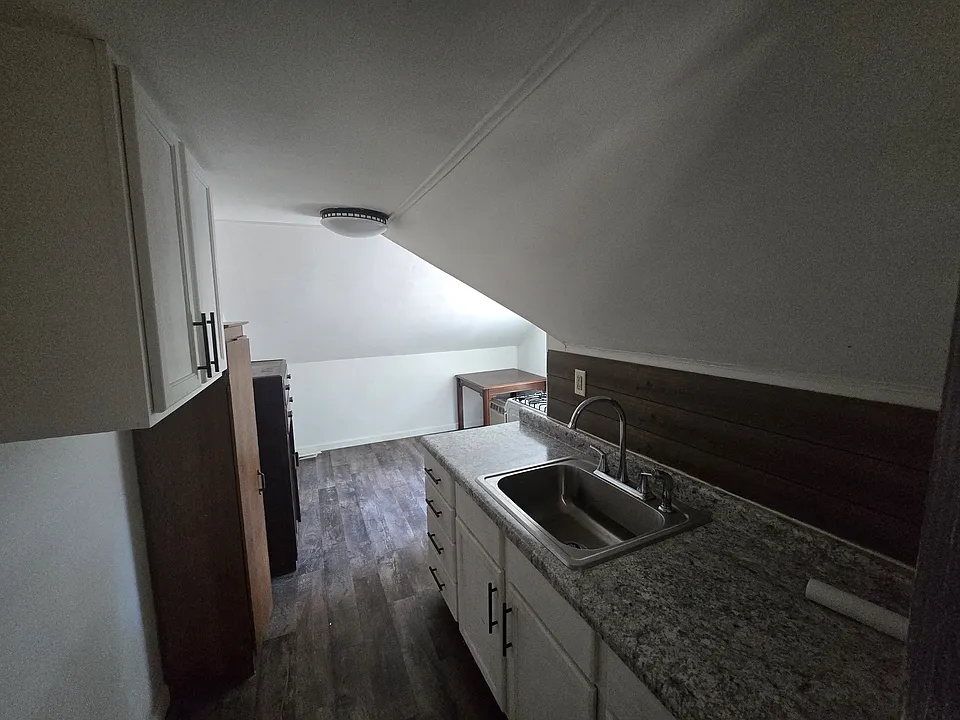 521 1/2 S Menlo Ave