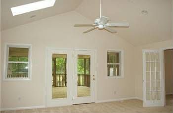 3rd image of 913 Hollywood Dr