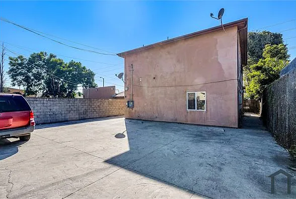 8318 S San Pedro St — Photo 15