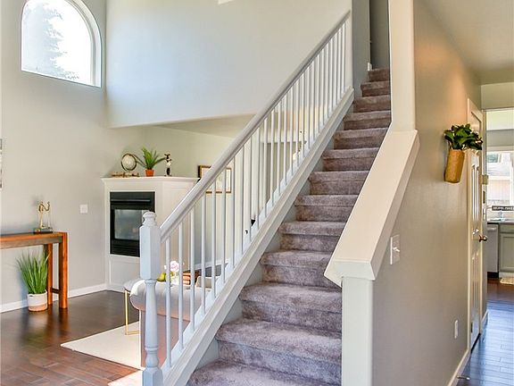 Enterance Into The Home Gives You Ample Space To Move About.