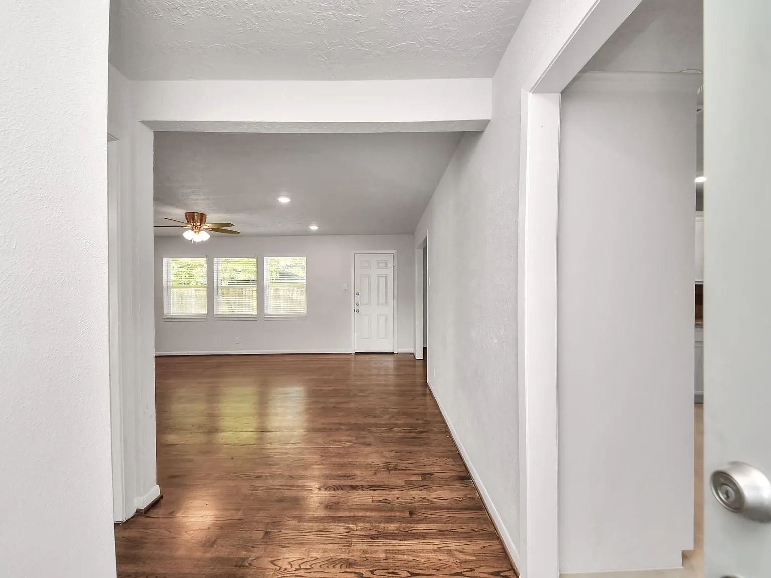 3 bed, 2.0 bath, 1270 sqft, $1,950 — Photo 2