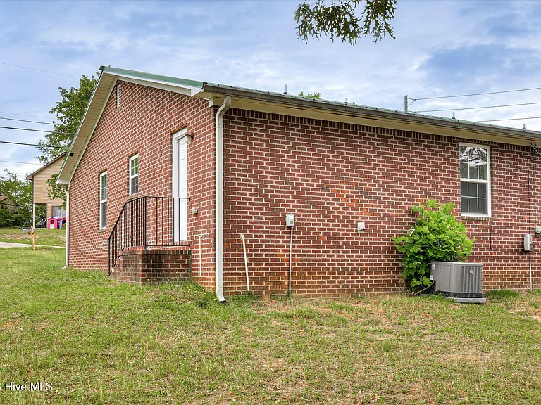 101 Old Thomson Rd #B — Photo 22
