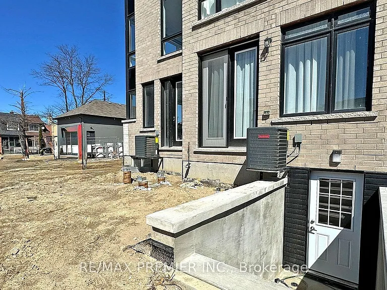 208 McRoberts Ave W #LOWER — Photo 18
