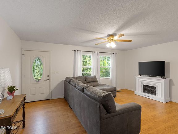 4th image of 606 W 10th Ave