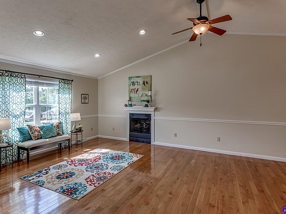 3rd image of 181 Skyline Dr