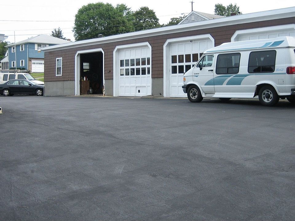 5 Car Garage/Heated