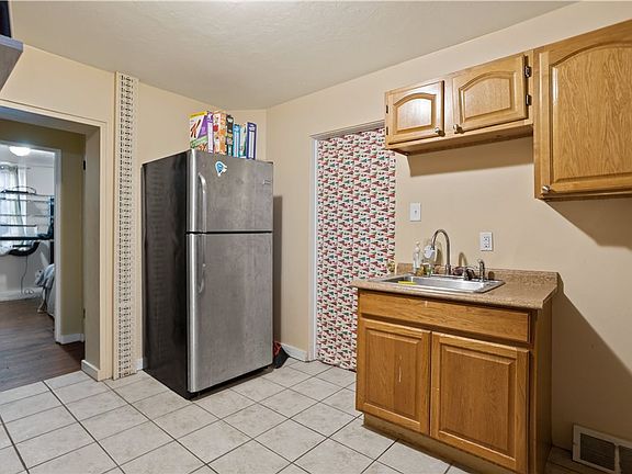 3rd image of 842 Chislett St Floor 1