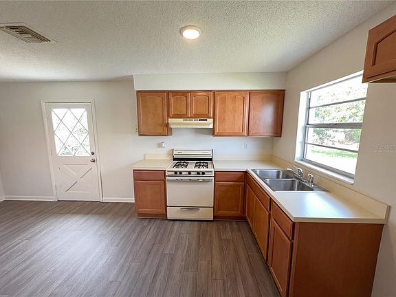 2nd image of 905 Cedar Dr