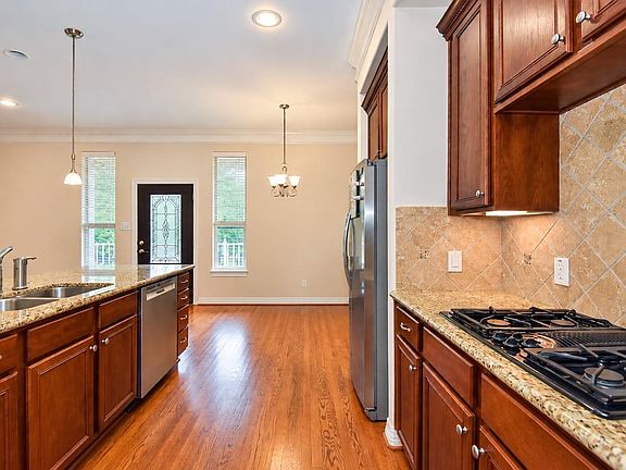4th image of 815 Garden Rose Ln
