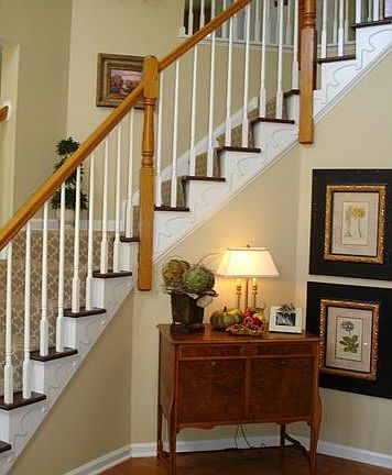 Dramatic 2-story foyer